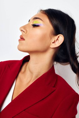 Çekici bir genç kadın. Göz kamaştırıcı. Moda arkaplanı değişmemiş.