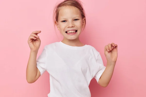 Linda chica en una camiseta blanca sonrisa infancia inalterada — Foto de Stock