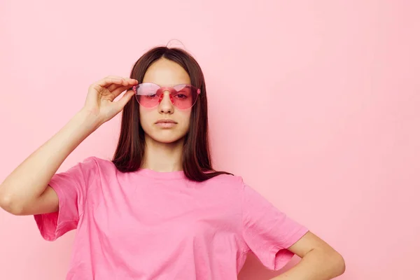 Ung vacker kvinna i snygga glasögon poserar känslor isolerad bakgrund — Stockfoto
