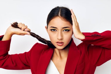 Çekici bir genç kadın. Göz kamaştırıcı. Moda arkaplanı değişmemiş.