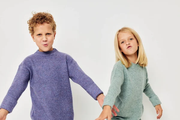 다채 로운 색깔의 스웨터를 입은 귀여운 어린이들 이 아무런 변화 없이 재미있는 생활 방식으로 포즈를 취하는 모습 — 스톡 사진