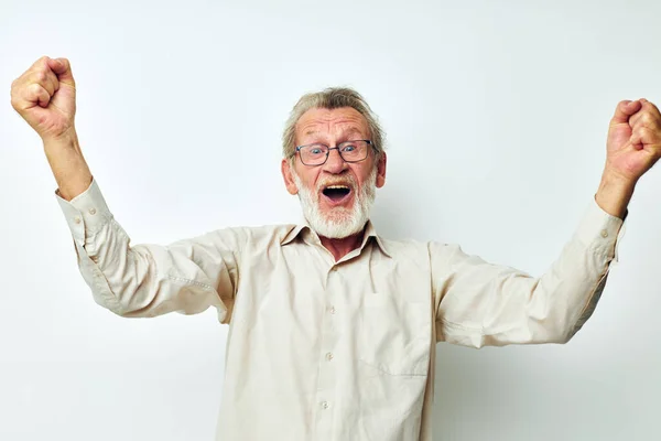 Homme âgé aux cheveux gris avec une barbe grise dans une chemise et des lunettes de fond clair — Photo