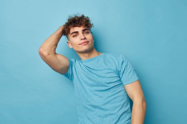 Moda özgüveni pozu veren yakışıklı genç bir adam.