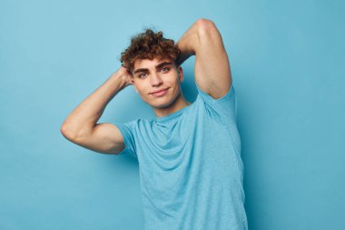 Çekici erkek duyguları, el hareketleriyle izole edilmiş arka plan oluşturur.