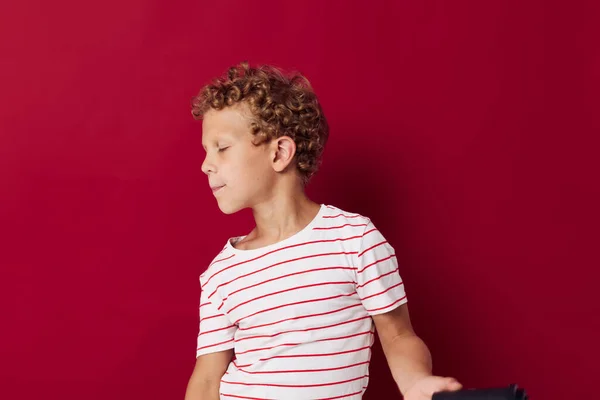 Крошечный мальчик в полосатой футболке одноразового стакана Стоковая Картинка