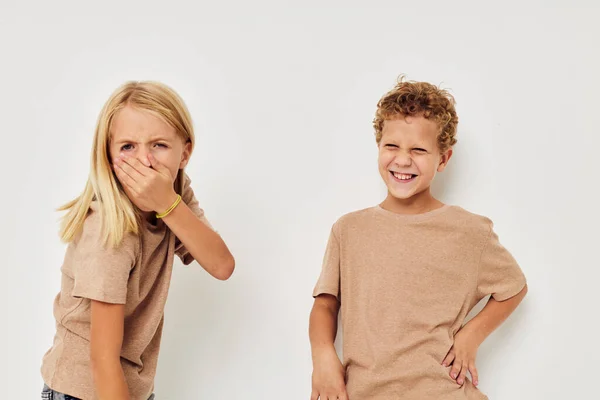 Маленький мальчик и девочка жестикулируют руками вместе светлый фон Стоковое Фото