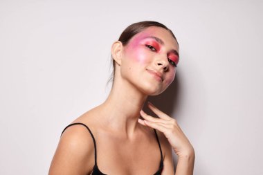 Seksi esmer kadın. Parlak makyajlı. Siyah formalı.