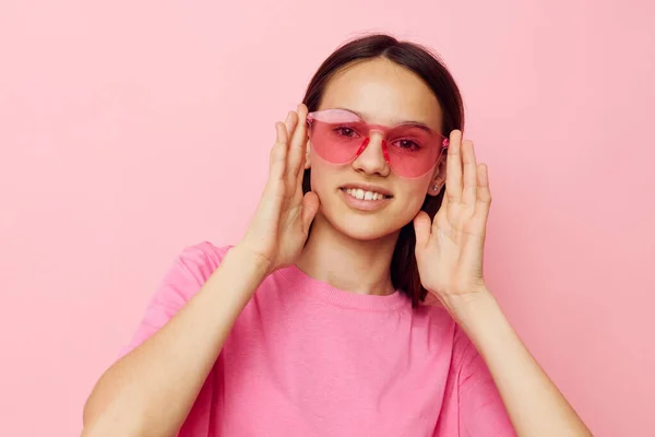 Foto bonita mujer en gafas con estilo posando emociones fondo rosa — Foto de Stock