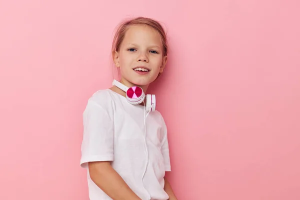 Linda chica en una camiseta blanca con auriculares Estilo de vida inalterado — Foto de Stock