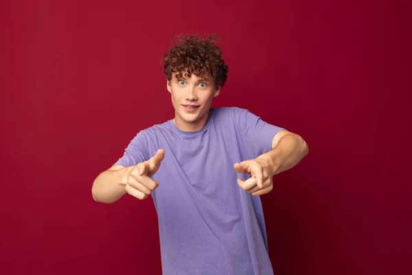 Perverzní chlap v fialové trička pózování emoce červené pozadí beze změny — Stock fotografie