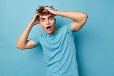 Moda özgüveni pozu veren tuhaf bir adam. Yaşam tarzı değişmemiş.