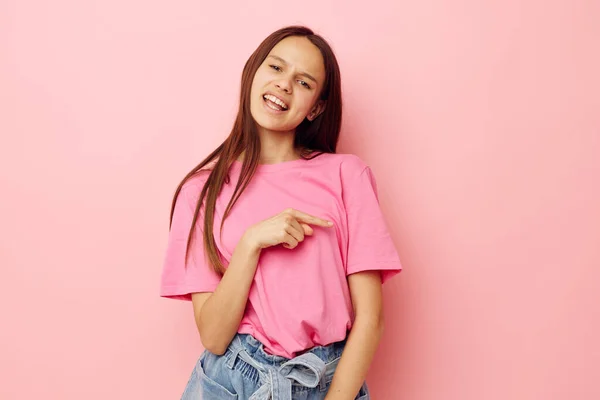 Joven hermosa mujer verano estilo atractivo mirada aislado fondo — Foto de Stock