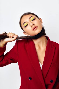Güzel bir kadının portresi çekici görünüyor. Göz alıcı kozmetik moda, izole edilmiş arka plan değiştirilmemiş.