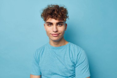 Mavi tişörtlü çekici bir adam şişirilmiş vücut maviliği var.