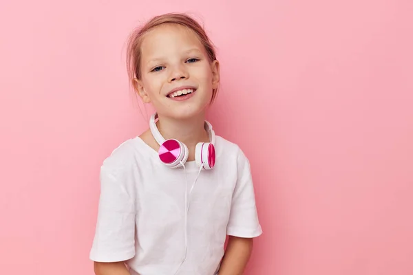 Retrato de niña sonriente feliz diversión posando auriculares infancia inalterada — Foto de Stock