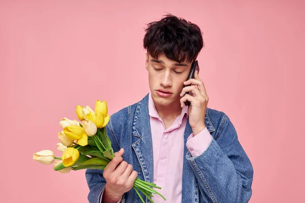 花の花束でデニムジャケットでロマンチックな若いボーイフレンドの写真ギフトロマンスライフスタイルを変更されません — ストック写真