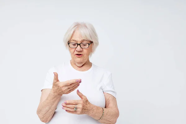 Emotivo anziana donna salute stile di vita occhiali trattamento luce sfondo Foto Stock Royalty Free