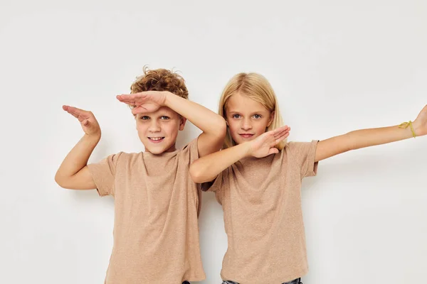 Foto di due bambini gesticolare con le mani insieme infanzia inalterata Immagini Stock Royalty Free