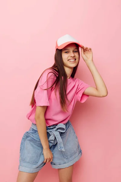 Sonriente mujer rosa camisetas con gorra en su cabeza moda estilo verano — Foto de Stock