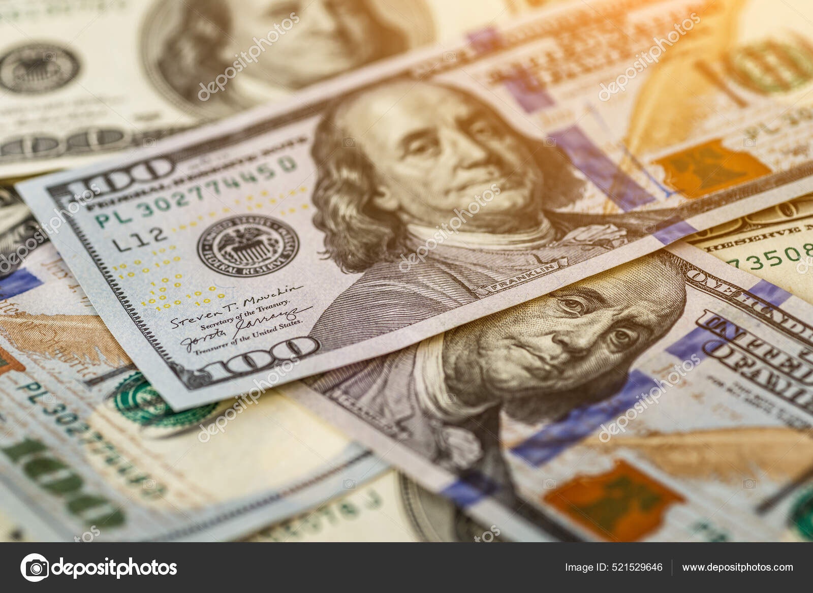 美钞美钞100美元钞票各种美国钞票的查封美国钞票散落在桌上的美元货币美元现钞与死因有关的世界经济危机——图库图片©