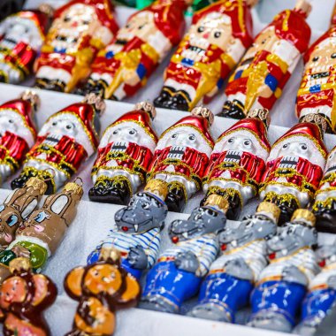 Mutlu noeller, şirin şenlik dekorasyonu yakın çekim, yeni yıl için güzel oyuncaklar. Noel pazarı için cam Noel baloları..