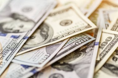 Money American yüz dolarlık banknotlar. Çeşitli Amerikan banknotlarının kapanışı. ABD para birimi masaya saçıldı. Amerika para birimi Dollor. Coronovirüs ile ilişkili dünya ekonomik krizi..
