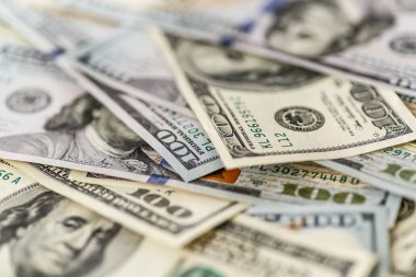 Money American yüz dolarlık banknotlar. Çeşitli Amerikan banknotlarının kapanışı. ABD para birimi masaya saçıldı. Amerika para birimi Dollor. Coronovirüs ile ilişkili dünya ekonomik krizi..