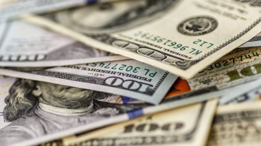 Money American yüz dolarlık banknotlar. Çeşitli Amerikan banknotlarının kapanışı. ABD para birimi masaya saçıldı. Amerika para birimi Dollor. Coronovirüs ile ilişkili dünya ekonomik krizi..