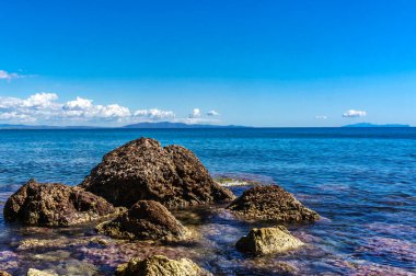 Güzel kayalık manzara. Kristal mavi denizin muhteşem panoramik manzarası. Kıbrıs adasının Akdeniz kıyıları. Mercanlarla dolu plaj.