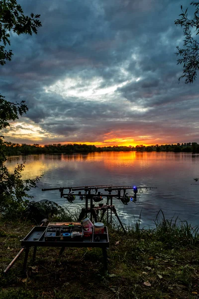 Angelabenteuer Karpfenfischen Angler Angeln Bei Sonnenuntergang Mit Carpfishing Technik Zelten — Stockfoto