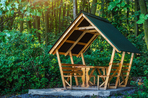 Волчья беседка в лесу рядом с озелением.Рыбалка adventures.pbl на берегу озера.Carp Fishing Sunset. Вид на садовый киоск.