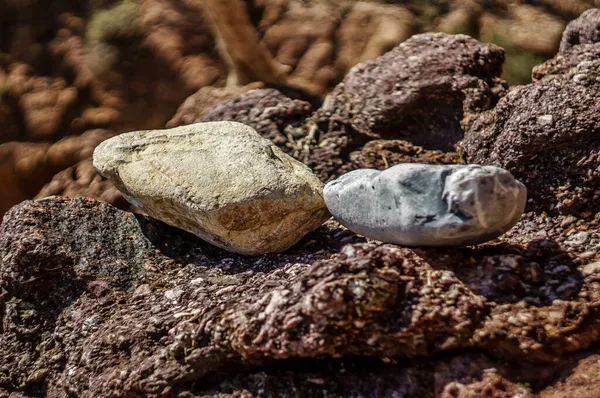 Büyük Taşlar Deniz Manzarası Deniz Motosikleti Kayaların Kıvrımları Pürüzsüz Kesikleri — Stok fotoğraf