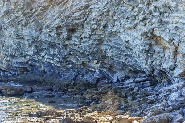 青の変種を持つ岩の詳細 海の浸食の影響による曲線と滑らかなカットがたくさんロックされています 岩の質感 — ストック写真