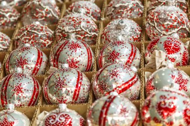 Mutlu noeller, şirin şenlik dekorasyonu yakın çekim, yeni yıl için güzel oyuncaklar. Noel pazarı için cam Noel baloları..