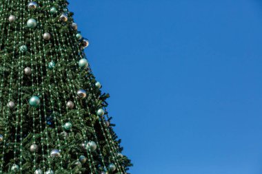 Noel pazarında yeni yıl ağacı. Mutlu noeller, şirin şenlikli dekorasyon yakında, yeni yıl için güzel oyuncaklar. İyi yeni yıl ruhu..