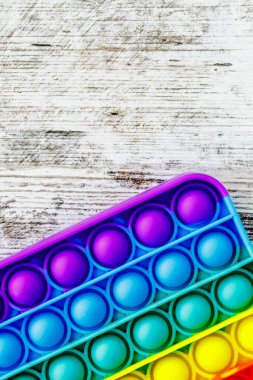 Rahatlama çok renkli duyusal oyuncak. Çocuklar ve yetişkinler için yeni duyusal antistres oyuncağı. Düğmelerle popüler bir oyun oynamak, stres önleyici bir oyuncak, kopyalama alanı.