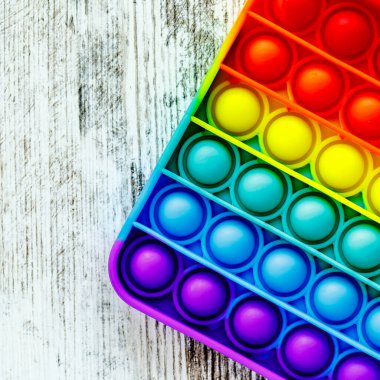 Rahatlama çok renkli duyusal oyuncak. Çocuklar ve yetişkinler için yeni duyusal antistres oyuncağı. Düğmelerle popüler bir oyun oynamak, stres önleyici bir oyuncak, kopyalama alanı.