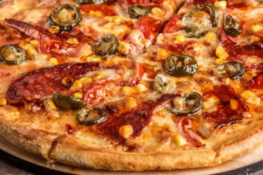 Domates soslu taze pizza, siyah zeytin, mozzarella peyniri, ahşap masadaki jambon. Metin veya kopyalama alanı için boşluk. Pizza menüsü. Restoran menüsü reklamı