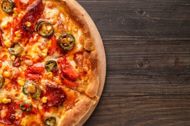 Domates soslu taze pizza, siyah zeytin, mozzarella peyniri, ahşap masadaki jambon. Metin veya kopyalama alanı için boşluk. Pizza menüsü. Restoran menüsü reklamı