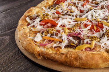 Domates soslu taze pizza, siyah zeytin, mozzarella peyniri, ahşap masadaki jambon. Metin veya kopyalama alanı için boşluk. Pizza menüsü. Restoran menüsü reklamı