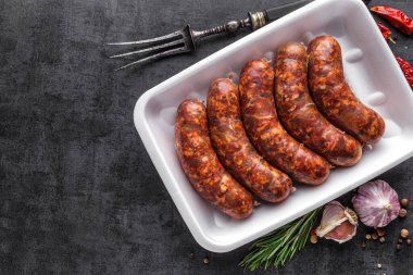 Izgara sosis, ev yapımı, dökme demir tava ya da domatesli kızartma tavası, sarımsak ve biberiye. Brezilya barbeküsü. Boşluğu kopyala