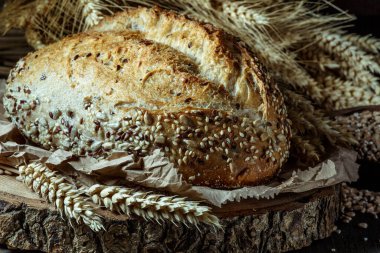Ekmek, kırsal ahşap arka planda dilimlenmiş geleneksel ekşi ekmek. Geleneksel mayalanmış ekmek pişirme yöntemleri kavramı. Sağlıklı yemek..