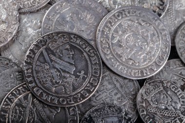 Ortaçağ Avrupa gümüş sikkelerinin yakın görüntüsü. Zygmunt III Vaazı. Antik gümüş paralar. Numismatik.Toprakla kaplı gümüş paralar..
