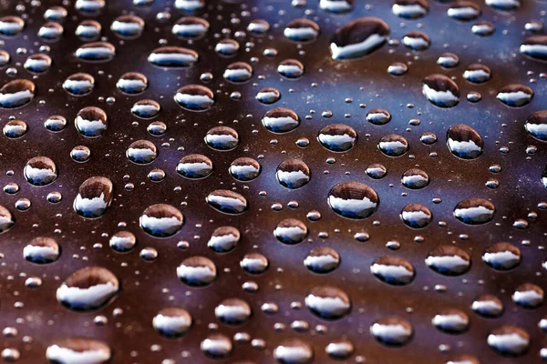 空の反射と輝く金属表面に水のパターンは 車のフードに水滴をドロップします 創造的なバナーデザインのための現実的な純水滴水滴 — ストック写真