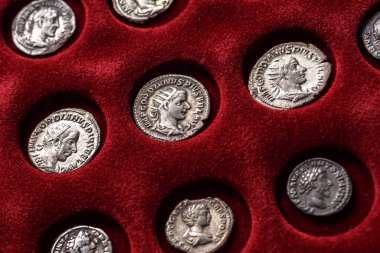 Numismatik. Otantik gümüş denarius, Antik Roma 'nın Antoninianus' u. Koleksiyoncunun elinde eski bir para var. Roma İmparatorluğu 'nun eski parası.