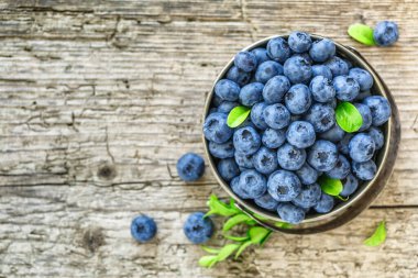 Metnin için fotokopi alanı olan taze yabanmersini arkaplanı. Sağlıklı beslenme ve yeme için bir kase konseptinde yabanmersini antioksidan organik yiyecekler