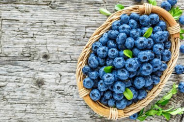 Metnin için fotokopi alanı olan taze yabanmersini arkaplanı. Sağlıklı beslenme ve yeme için bir kase konseptinde yabanmersini antioksidan organik yiyecekler