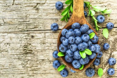 Metnin için fotokopi alanı olan taze yabanmersini arkaplanı. Sağlıklı beslenme ve yeme için bir kase konseptinde yabanmersini antioksidan organik yiyecekler