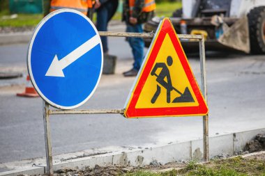 Yol işaretleri! Kamyonlar ve trafik işaretleri ile yol çalışmaları. Yol çalışmaları trafik işaretleri ve trafik konilerinin saptırma erişimini engelliyor; engeller ve trafik işaretleri.
