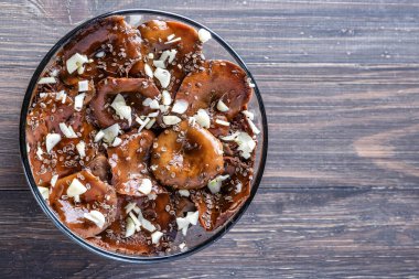 Masada dilimlenmiş mantarlar. Biber ve defne yaprağıyla marine edilmiş mantarlar. En iyi manzara. Ormandan gelen doğal vejetaryen yiyecekler..